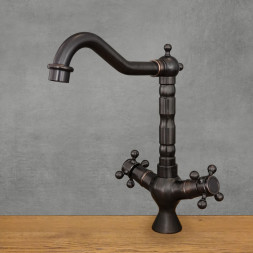 černá stojící baterie k umyvadlu