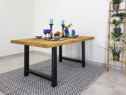 Dřevěný stůl