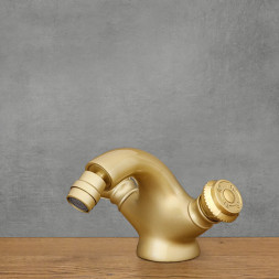 stojící umyvadlová baterie s perlátorem antický mosaz