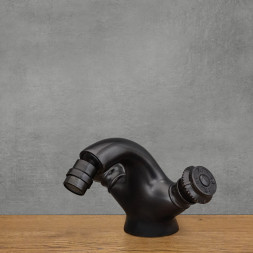 stojící umyvadlová baterie s perlátorem černá