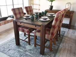 Dřevěný jídlení stůl