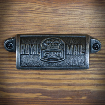 Nábytková úchytka mušle Royal Mail GPO