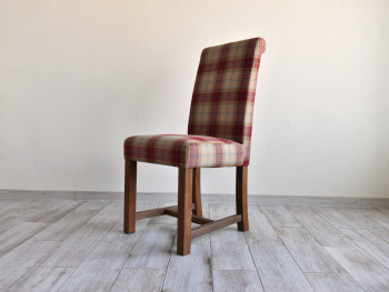 Čalouněná židle elegantního tvaru