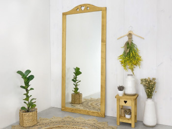 zrcadlo v dřevěném rámu na stěně