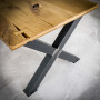 Dřevěné stoly s kovovými podnožemi