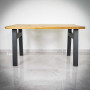 Dřevěné stoly s kovovými podnožemi
