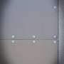 detail ocelových dveří