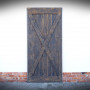 dveře s překříženými dřevěnými latěmi