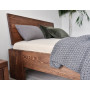 Borovicová postel v moderním stylu