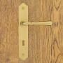 rustikální dveřní kliky s lištou na klíče