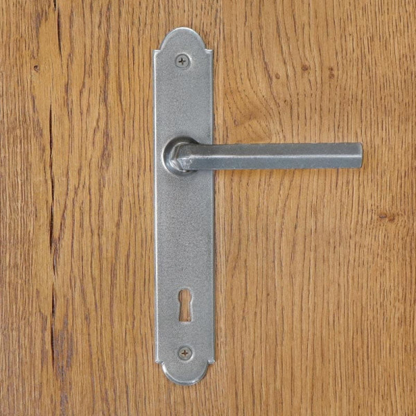 Dveřní klika Alba, s otvorem pro dozický (pokojový) klíč 72 mm, surová