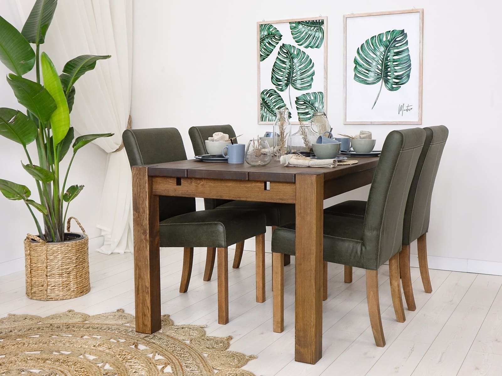 stůl se zelenými židlemi